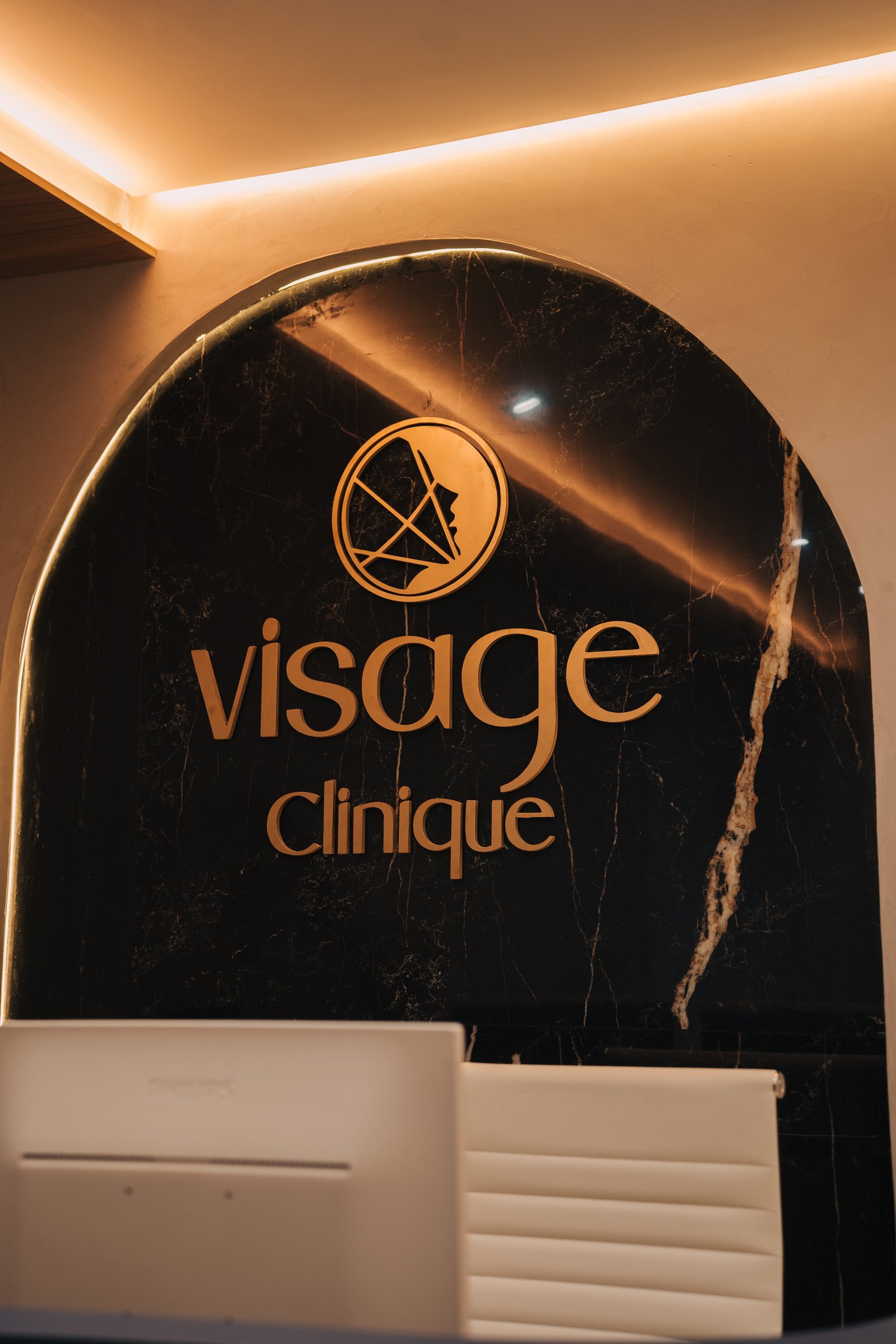 Recepção da Visage Clinique com o símbolo da marca retroiluminado
